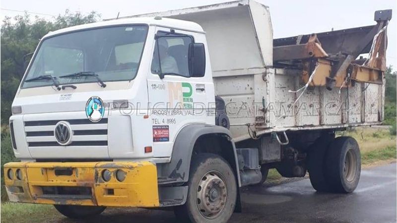 Secuestran dos camiones y una cargadora frontal en Nueva Coneta