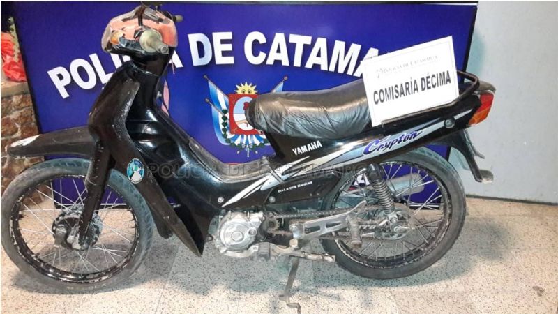 Se asustó al ver policías y abandonó una moto