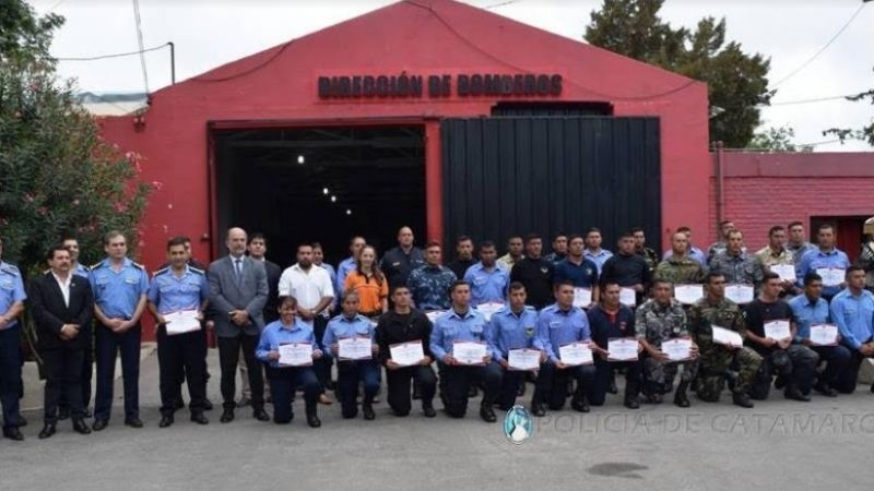Finalizó curso básico de natación y salvamento acuático
