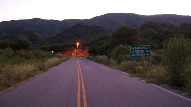 Perdió el control en la ruta 38 y terminó en una finca