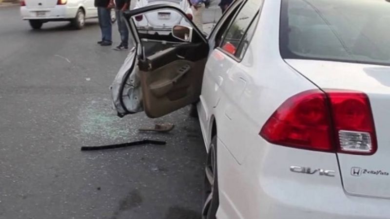 Abrió la puerta del auto cuando pasaba una moto