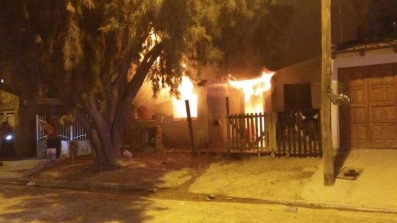No pudo pagar la luz, se la cortaron y se le incendió la casa por una vela que usó para iluminar