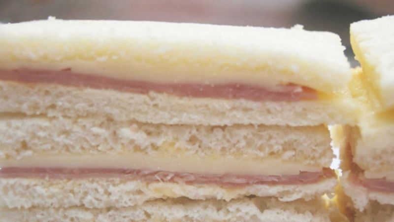 Prohíben la venta de un sándwich de miga de jamón y queso