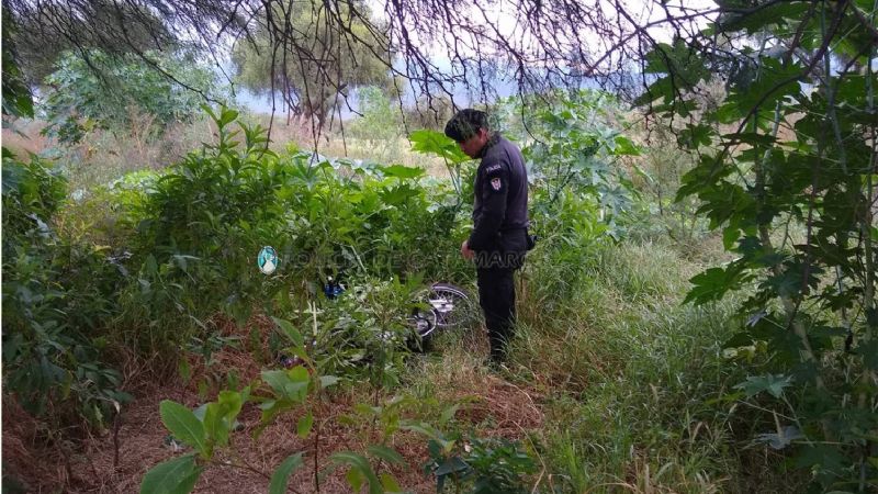 En un baldío, encuentran una moto robada en el centro