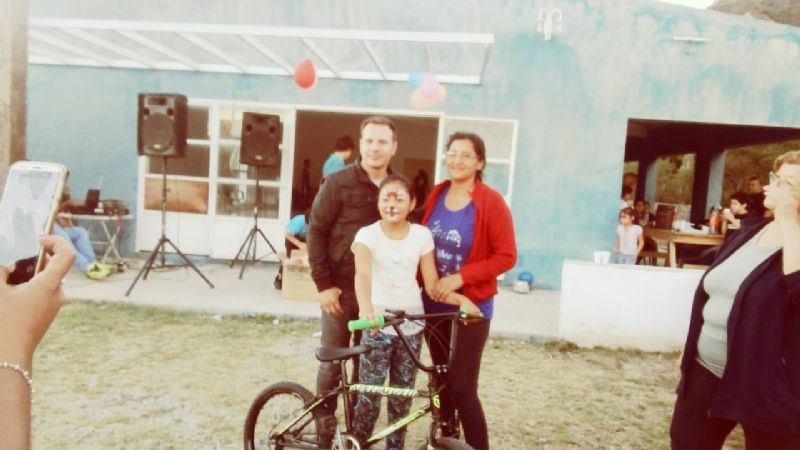 Joven dirigente llega a los vecinos que Páez olvidó