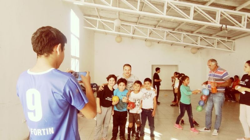 Joven dirigente llega a los vecinos que Páez olvidó