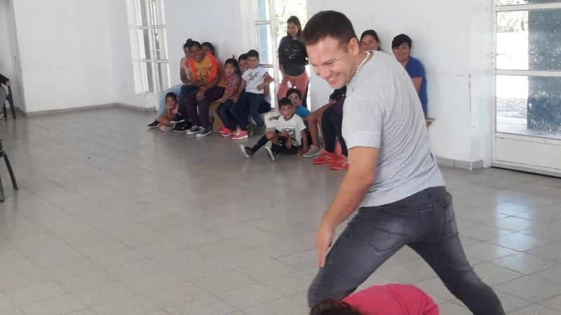 Joven dirigente llega a los vecinos que Páez olvidó