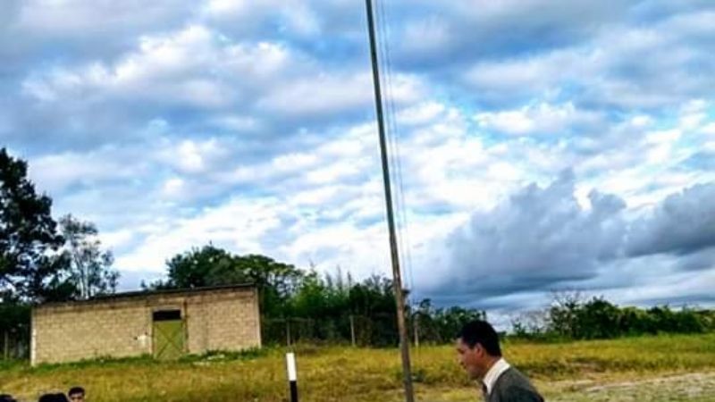 Donaron una bandera a escuela de El Alto
