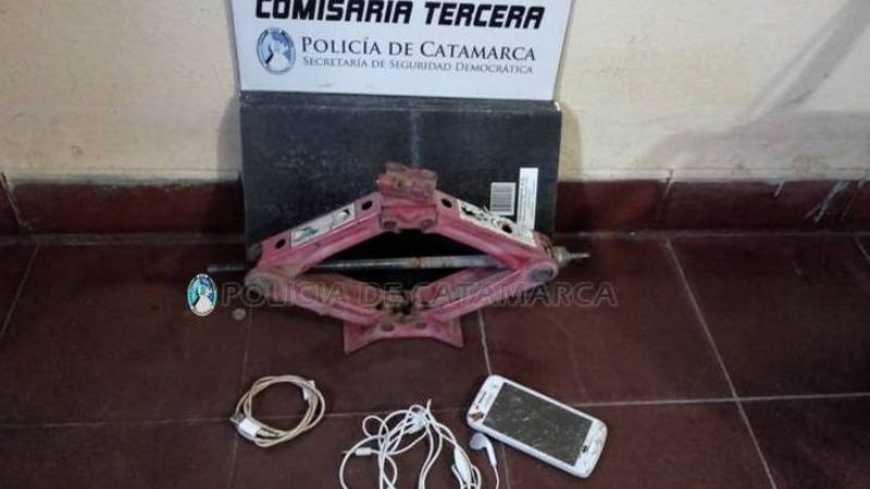 Dos menores y un joven robaron varios elementos de un auto