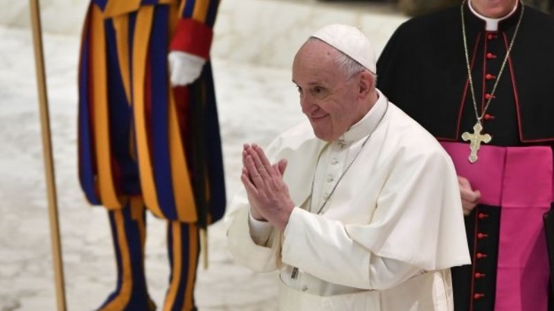 El Papa pidió a los jóvenes liberarse de los celulares: "Son como una droga"