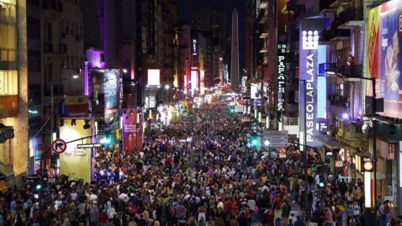 Miles de personas participaron de la reinauguración de la Avenida Corrientes como peatonal