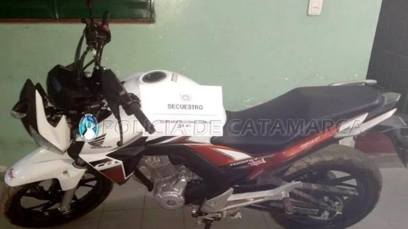 Robaron una moto, intentaron escapar, pero fueron atrapados