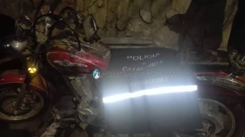 Le robaron la moto y la policía la encontró en un arroyo