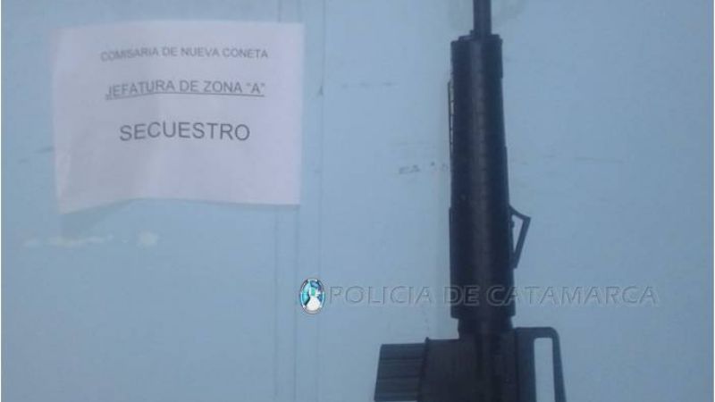 Un hombre llevaba un rifle en la moto