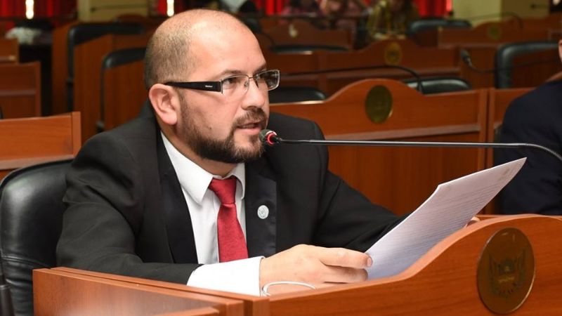 Buscan regular el cobro del “cubierto” en locales de comida