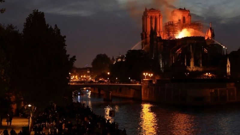 Se derrumbaron el techo y la torre principal de Notre Dame