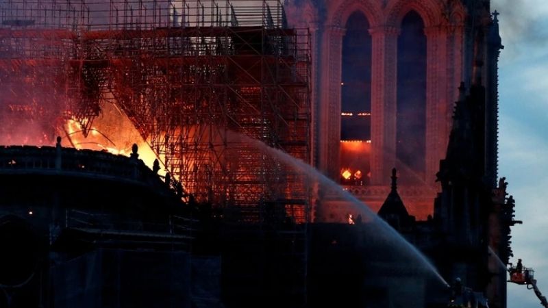 Se derrumbaron el techo y la torre principal de Notre Dame