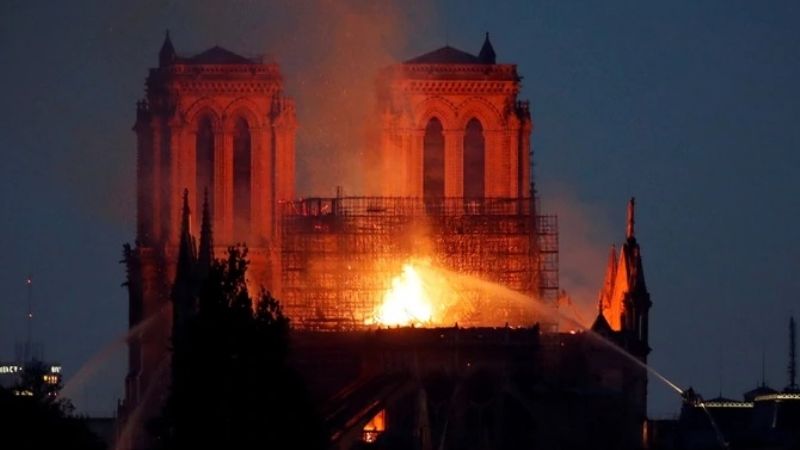 Se derrumbaron el techo y la torre principal de Notre Dame
