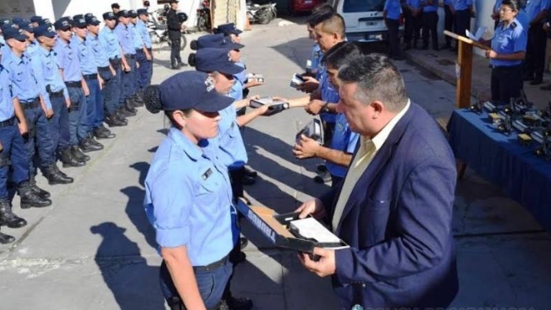 Policías recibieron sus armas reglamentarias