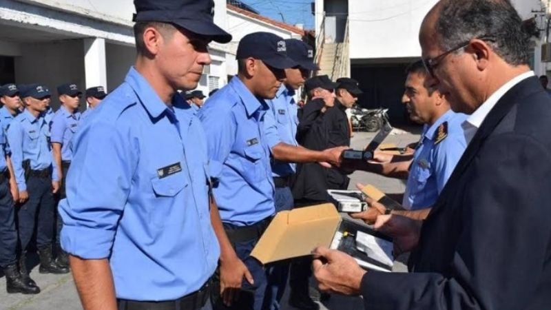 Policías recibieron sus armas reglamentarias