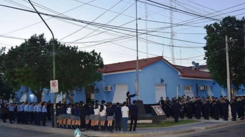 Policías y alumnos izaron la bandera