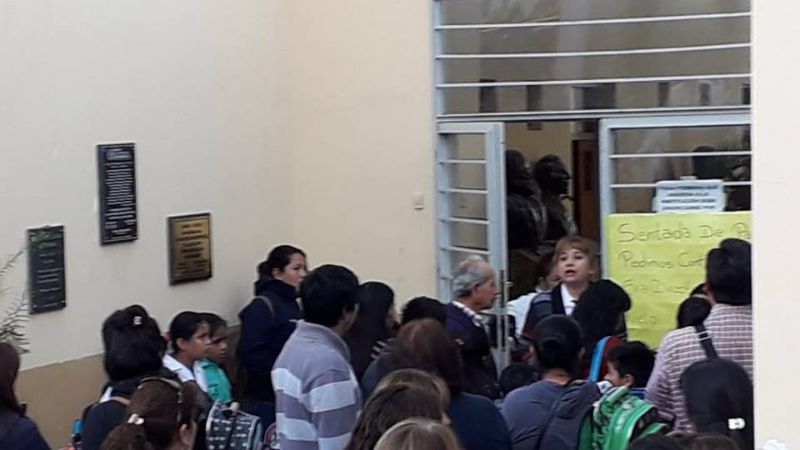 “Sentada” de padres en escuela de Andalgalá