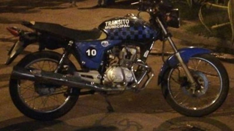 Una moto de la Policía de Tránsito involucrada en un arrebato