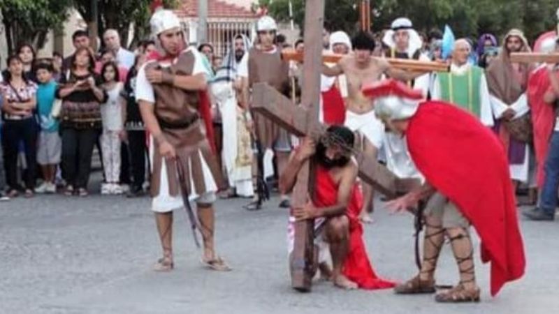 Vía Crucis en distintas comunidades