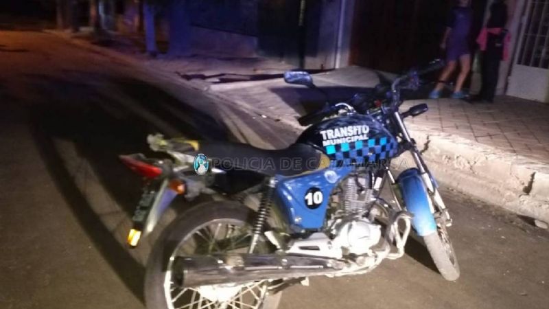 Una moto de la Policía de Tránsito involucrada en un arrebato