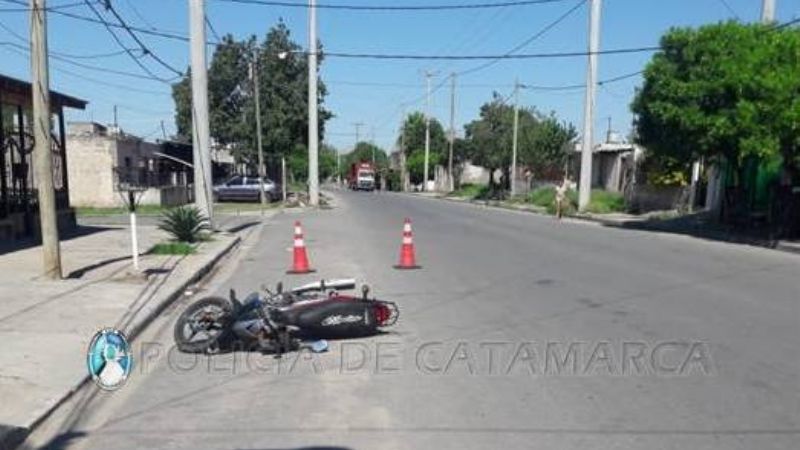 Joven se cayó de la moto y terminó herida