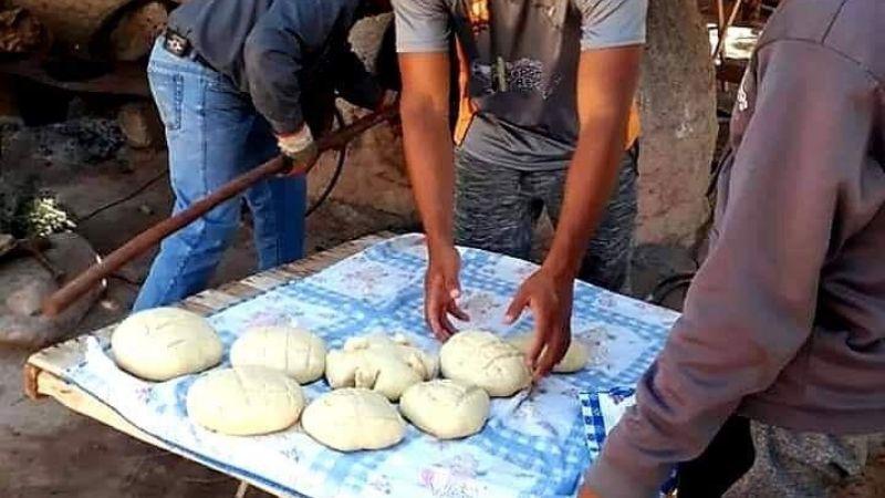Jóvenes amasaron pan y repartieron a familias humildes