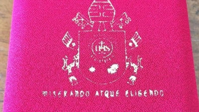 El papa Francisco le envió un rosario a Amado Boudou