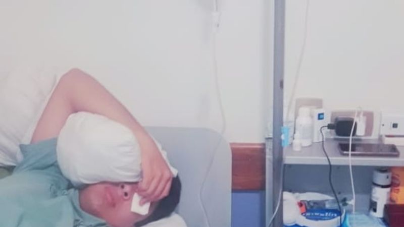 Adolescente lucha por recuperar su visión y el agresor amenaza a su familia