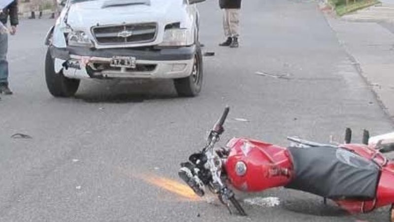 Mujer asistida tras protagonizar un choque con su moto