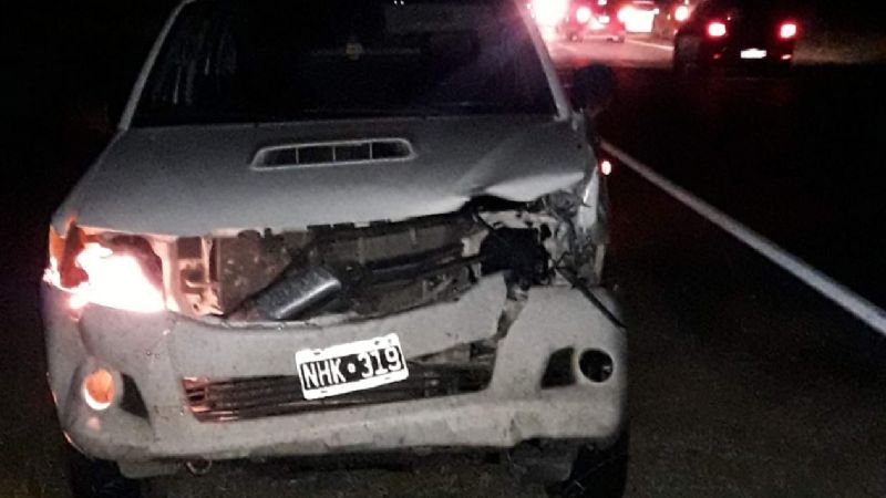 Camioneta chocó con un animal e impactó con un auto en la ruta 157