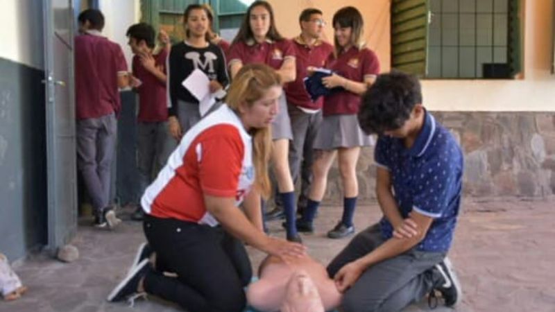 Curso de Primeros auxilio-RCP en la Escuela Municipal "Miguel Cané"