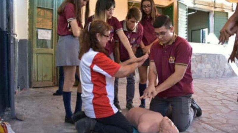 Curso de Primeros auxilio-RCP en la Escuela Municipal "Miguel Cané"