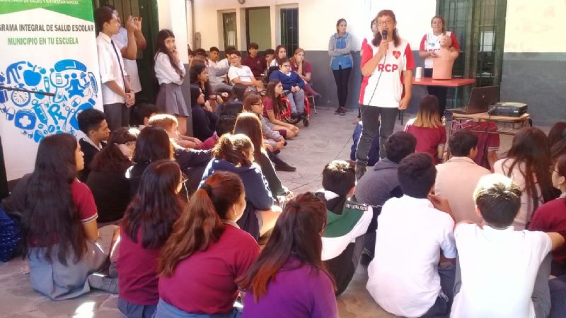 Curso de Primeros auxilio-RCP en la Escuela Municipal "Miguel Cané"