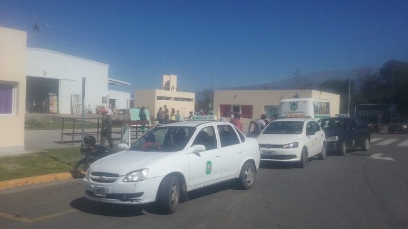 Malestar por parada de taxis y remises en el Mercado de Abasto