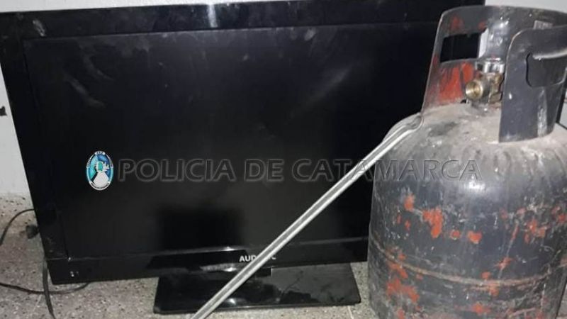 Atrapan a una pareja que llevaban en moto un televisor y una garrafa