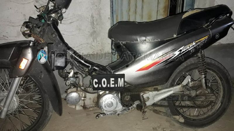 Atrapan a una pareja que llevaban en moto un televisor y una garrafa