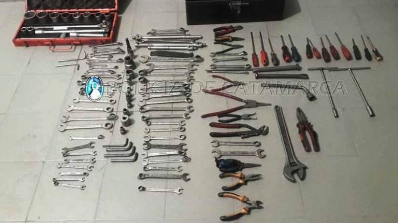 Llevaba herramientas robadas, vio a policías y escapó