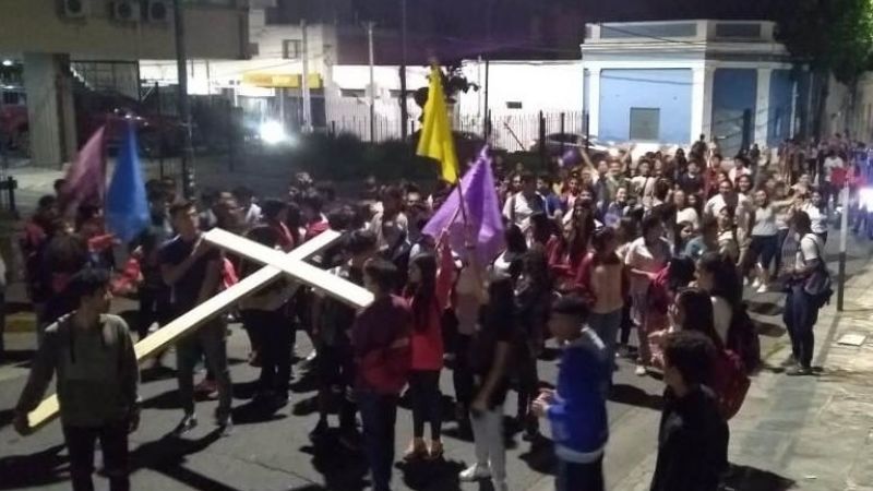 Más de 200 jóvenes en la Vigilia Pascual que terminó en el Calvario