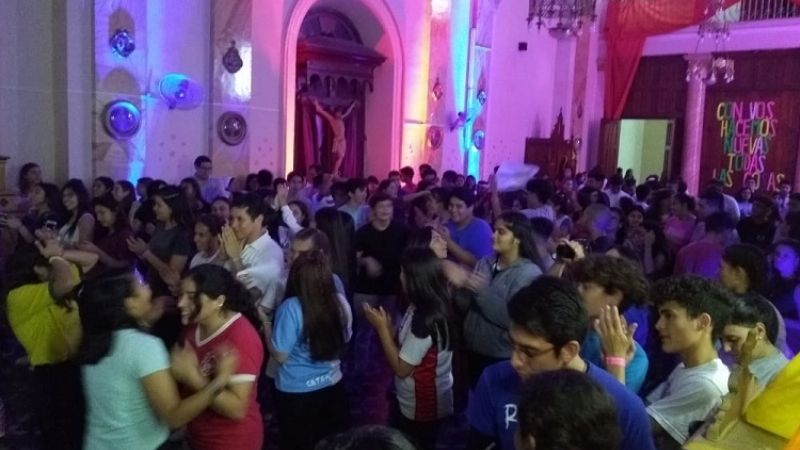 Más de 200 jóvenes en la Vigilia Pascual que terminó en el Calvario