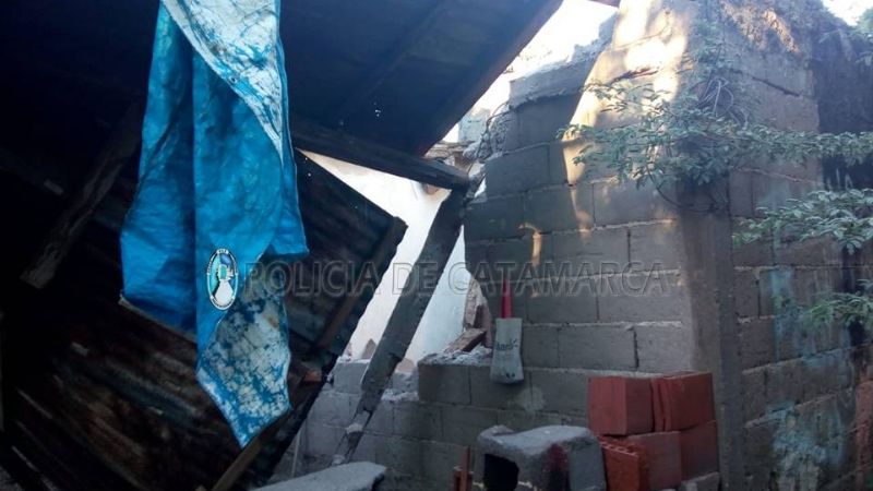 Por la lluvia, se derrumbó parte de una vivienda