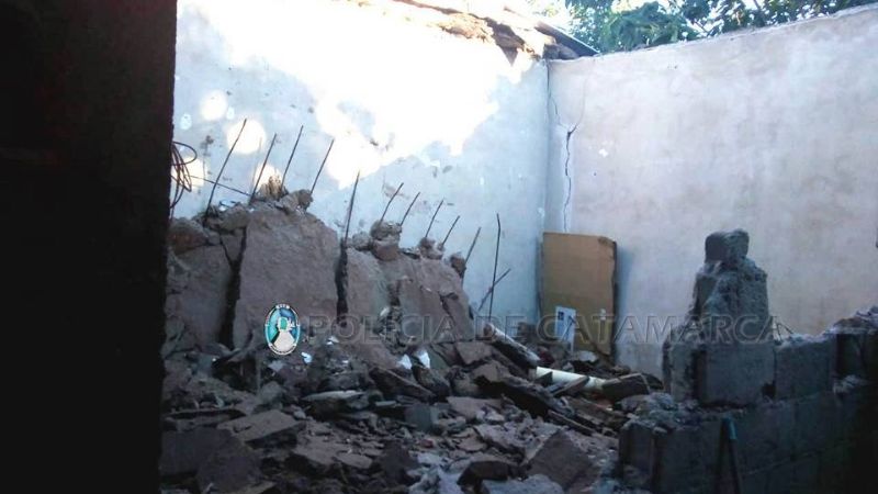 Por la lluvia, se derrumbó parte de una vivienda