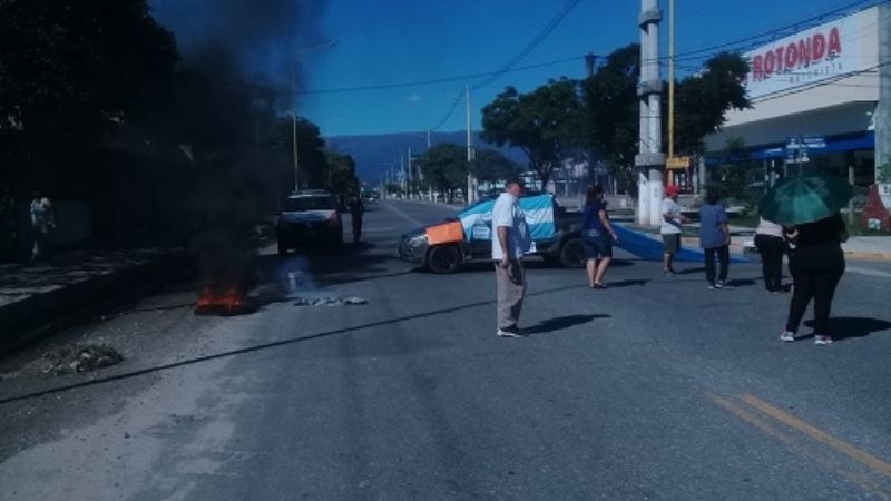 Vecinos del B° Malvinas Argentinas cortan avenida