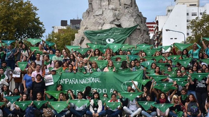La echaron de un boliche porque tenía el pañuelo verde