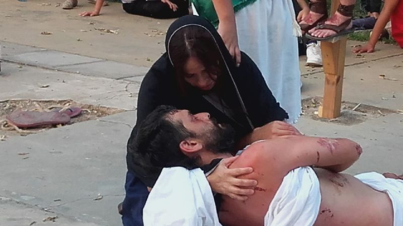 Los vecinos participaron del Vía Crucis viviente por las calles de La Tablada