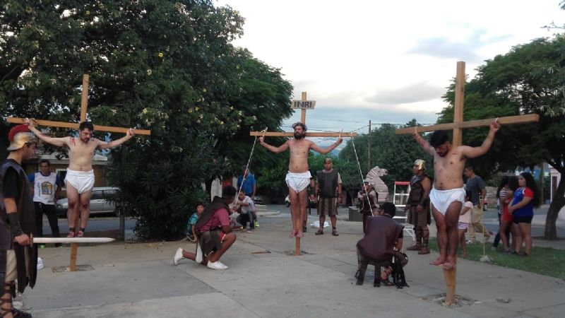Los vecinos participaron del Vía Crucis viviente por las calles de La Tablada